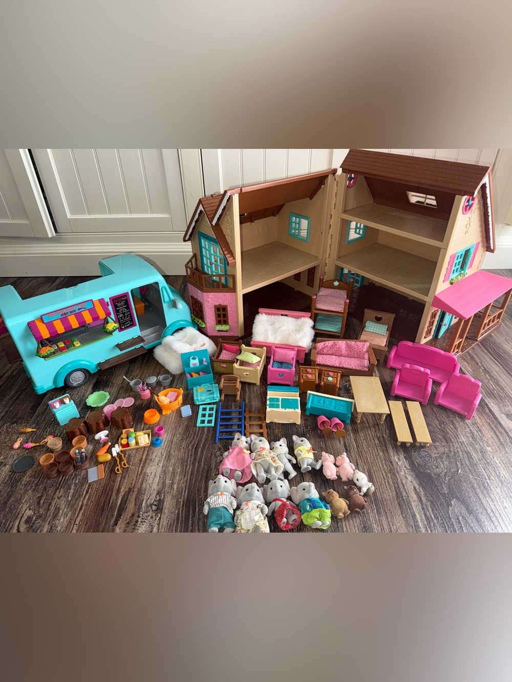 100+ Li'l Woodzeez & Calico Critters Lot: Hillside Cottage, Sweets Truck, lot
